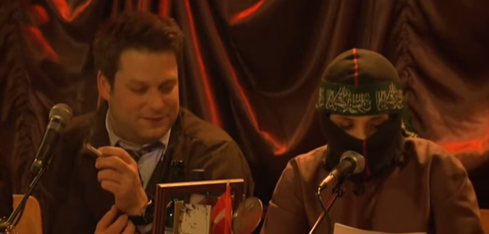 Nefret söylemine hedef olan gazetecilerden ters köşe performans